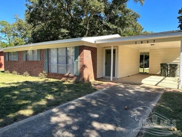 Property Photo: 1017 E Madison Dr FL 32505