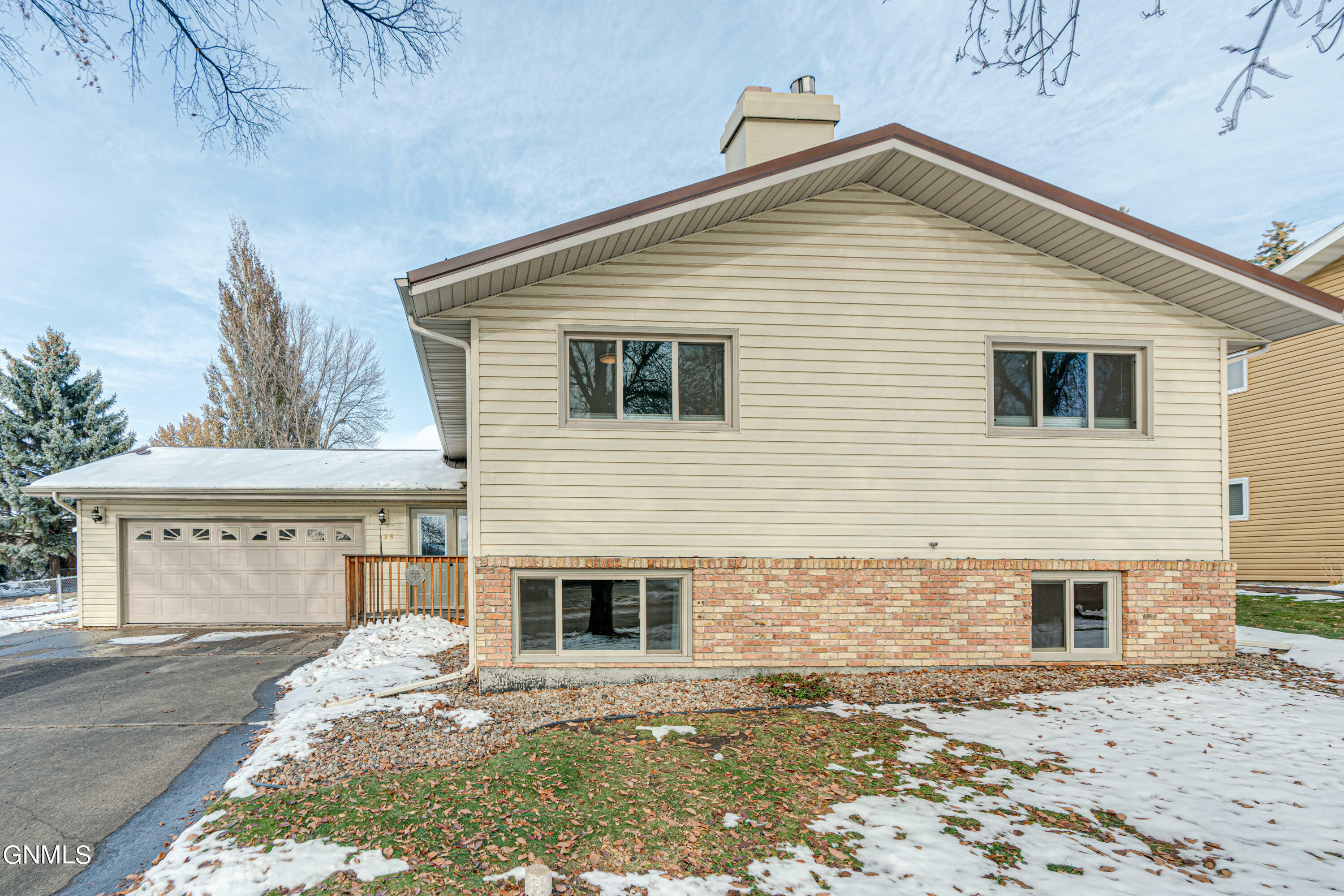 Property Photo:  426 Browning Avenue  ND 58503 