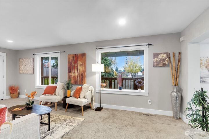 Property Photo:  3215 19th Street  WA 98201 