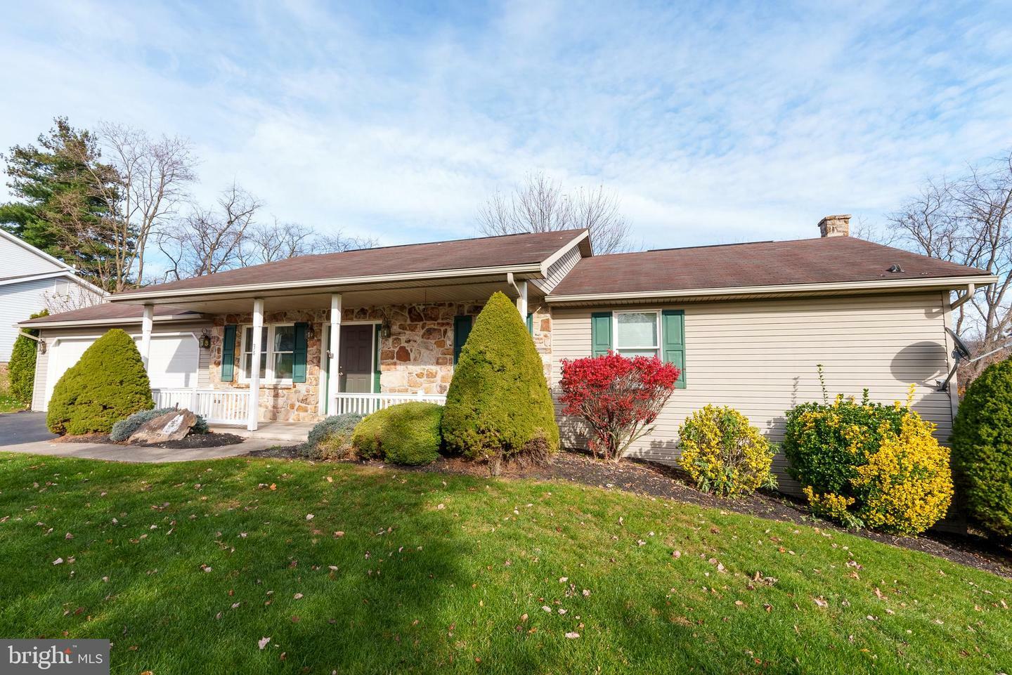 Property Photo:  34 Cambridge Circle  PA 17045 