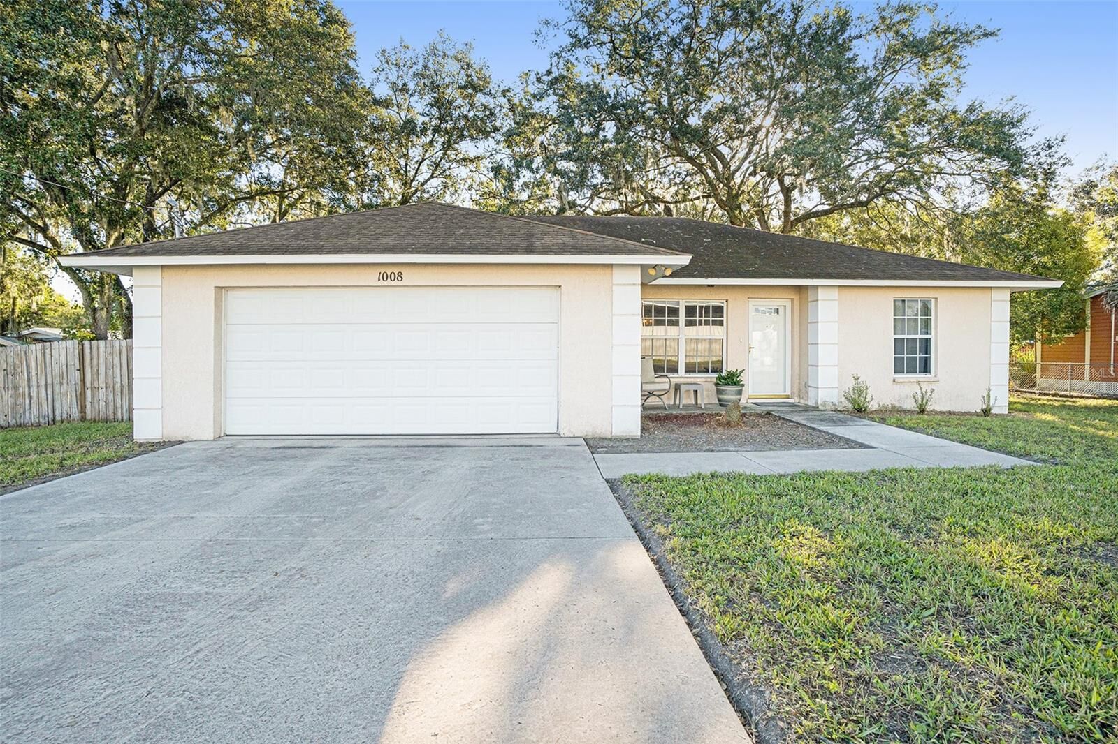 Property Photo:  1008 N Shannon Avenue  FL 33563 