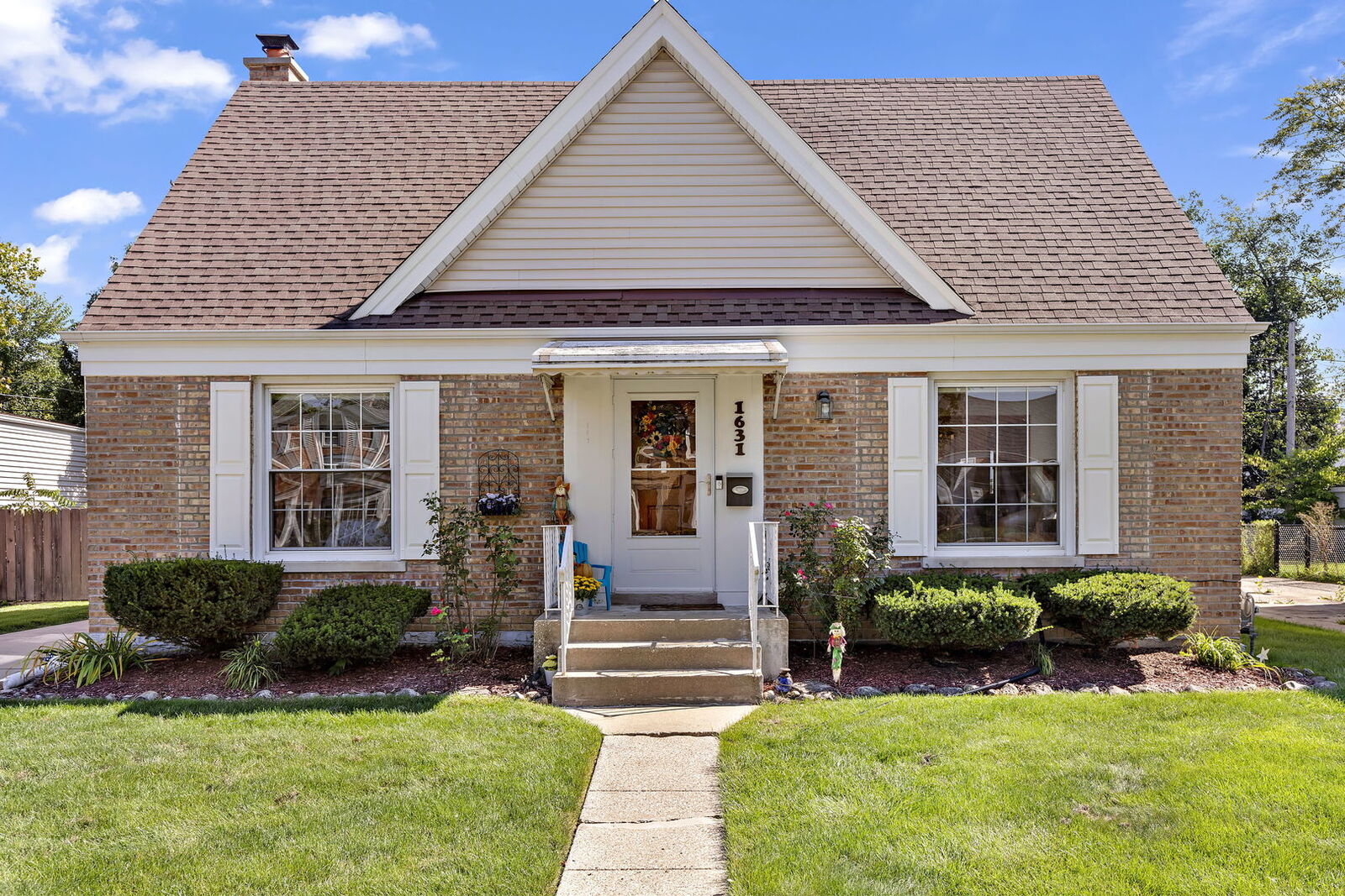 Property Photo: 1631 Manchester Avenue IL 60154