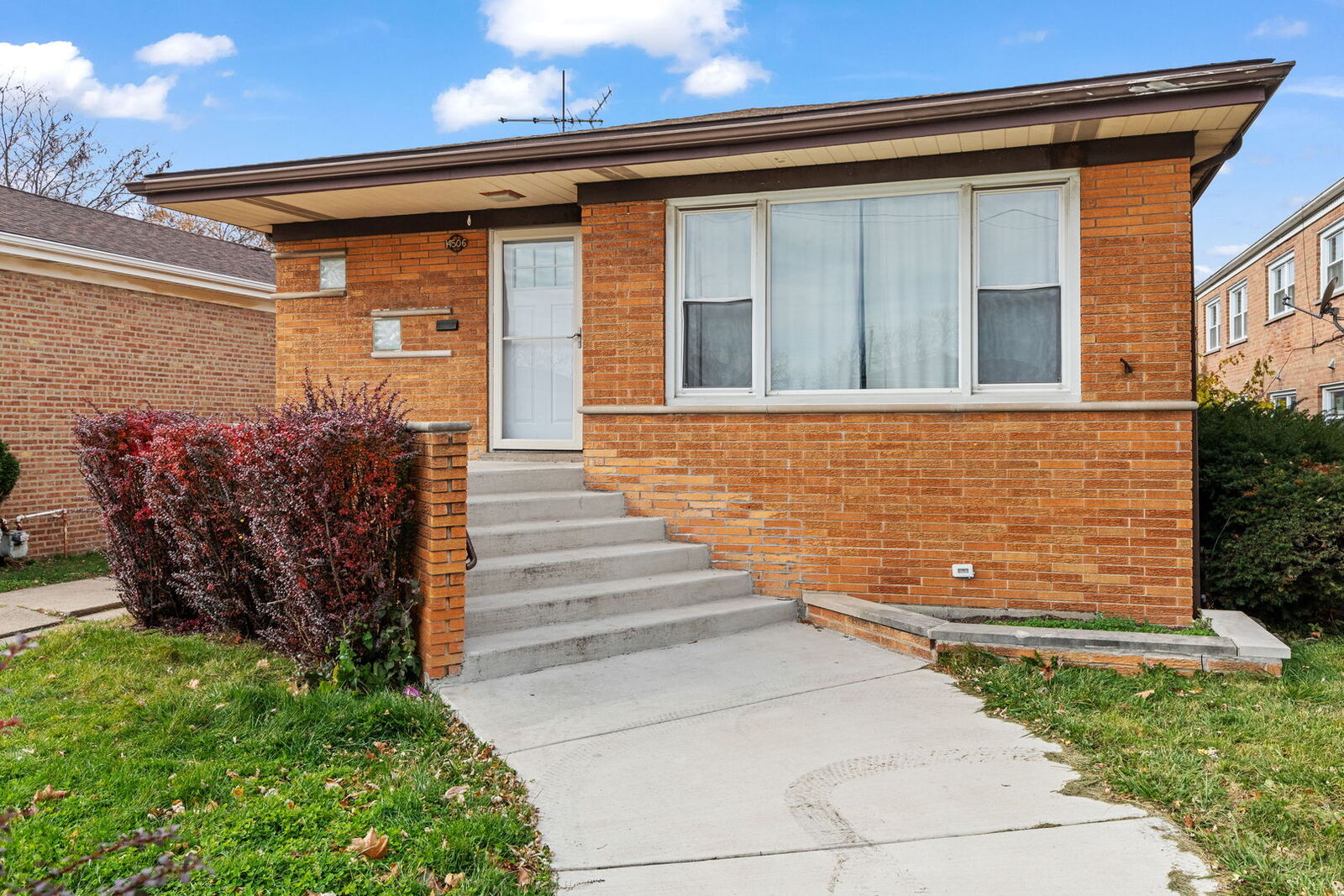 Property Photo: 14506 S Bensley Avenue IL 60633
