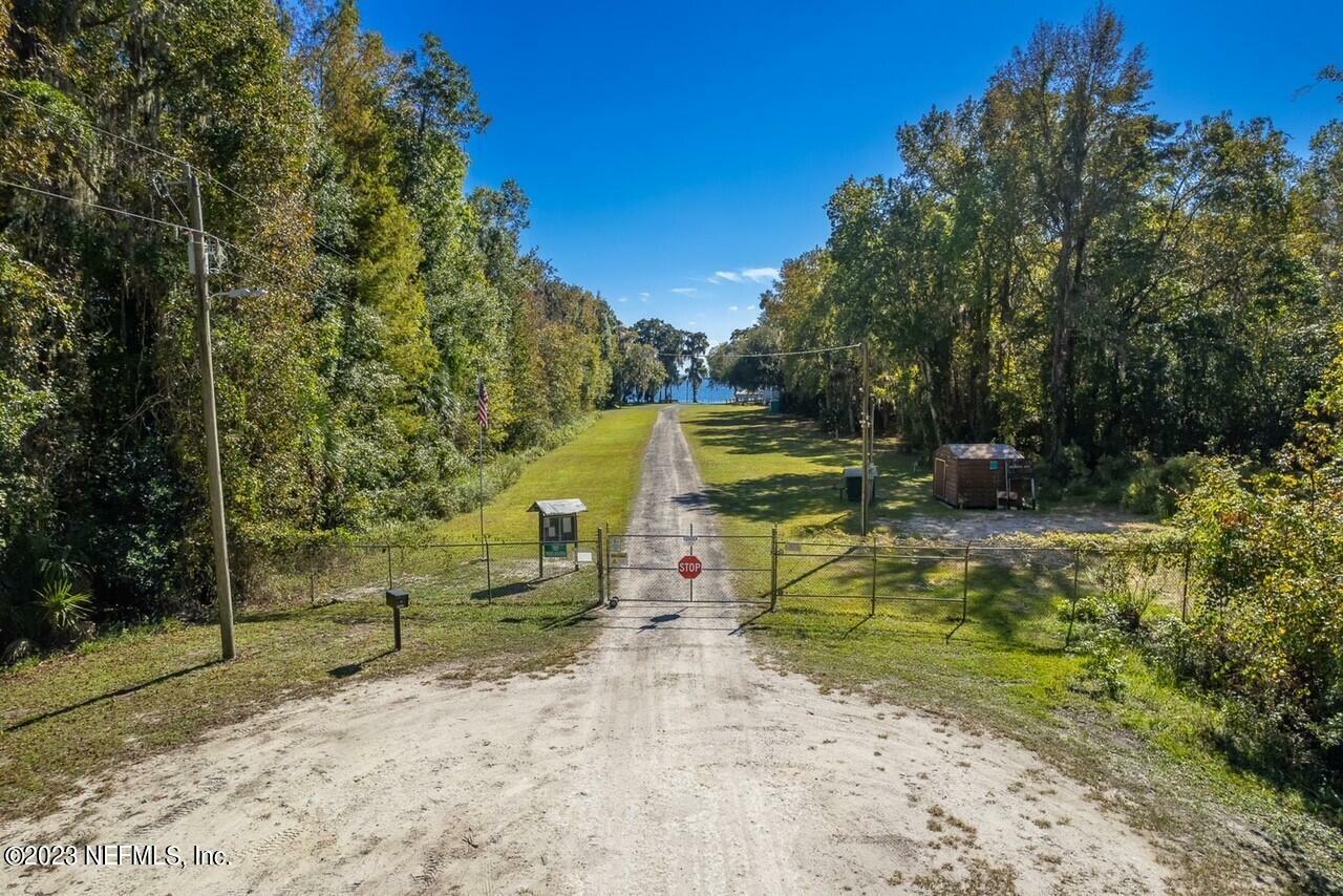 Property Photo: 102 Sycamore Ave FL 32139