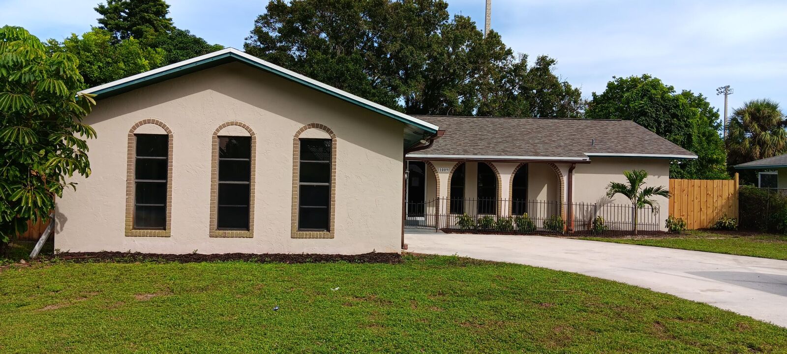 Property Photo: 1009 Alamanda Drive FL 33408