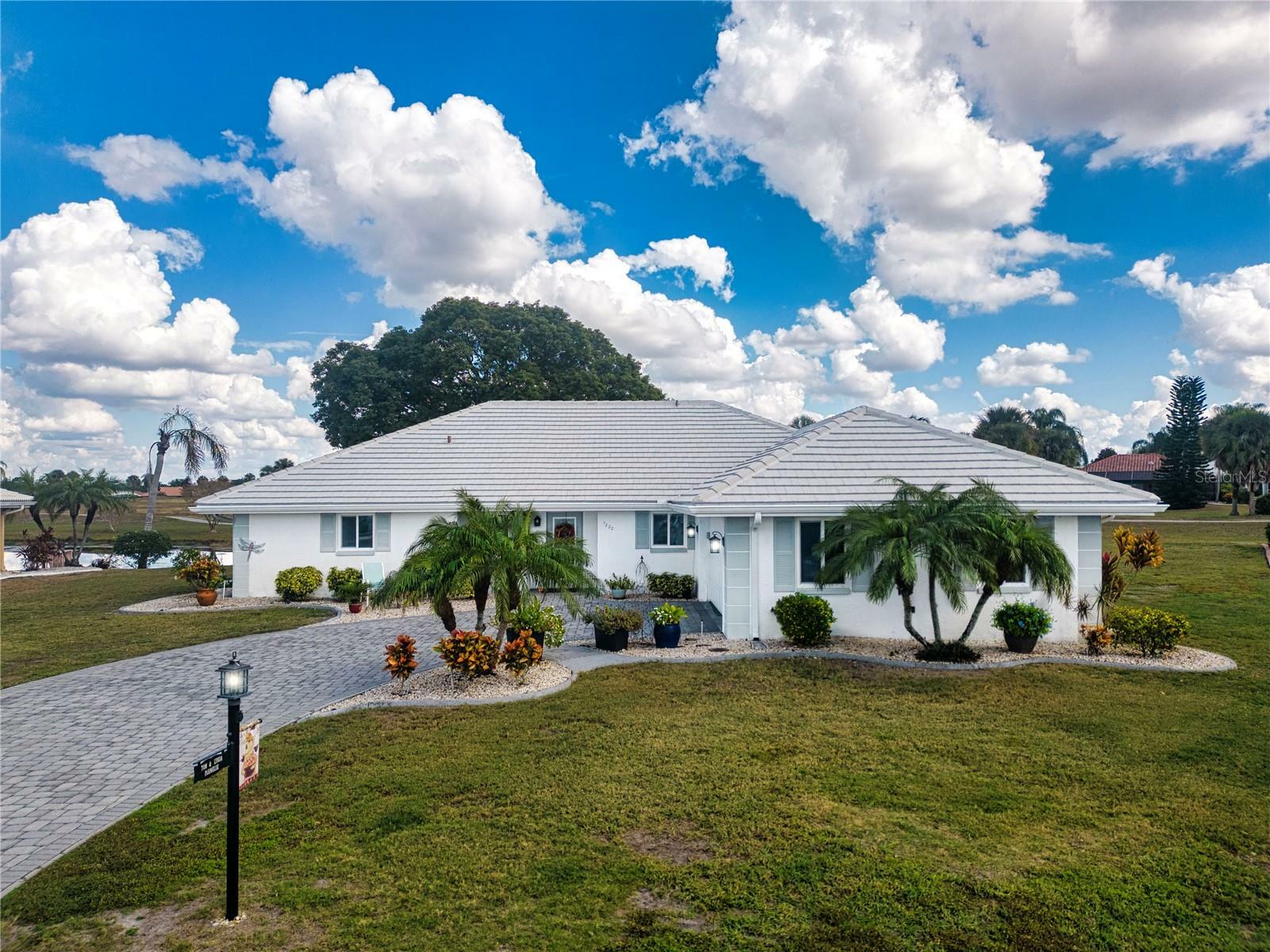 Property Photo:  1822 Wolf Laurel Drive  FL 33573 