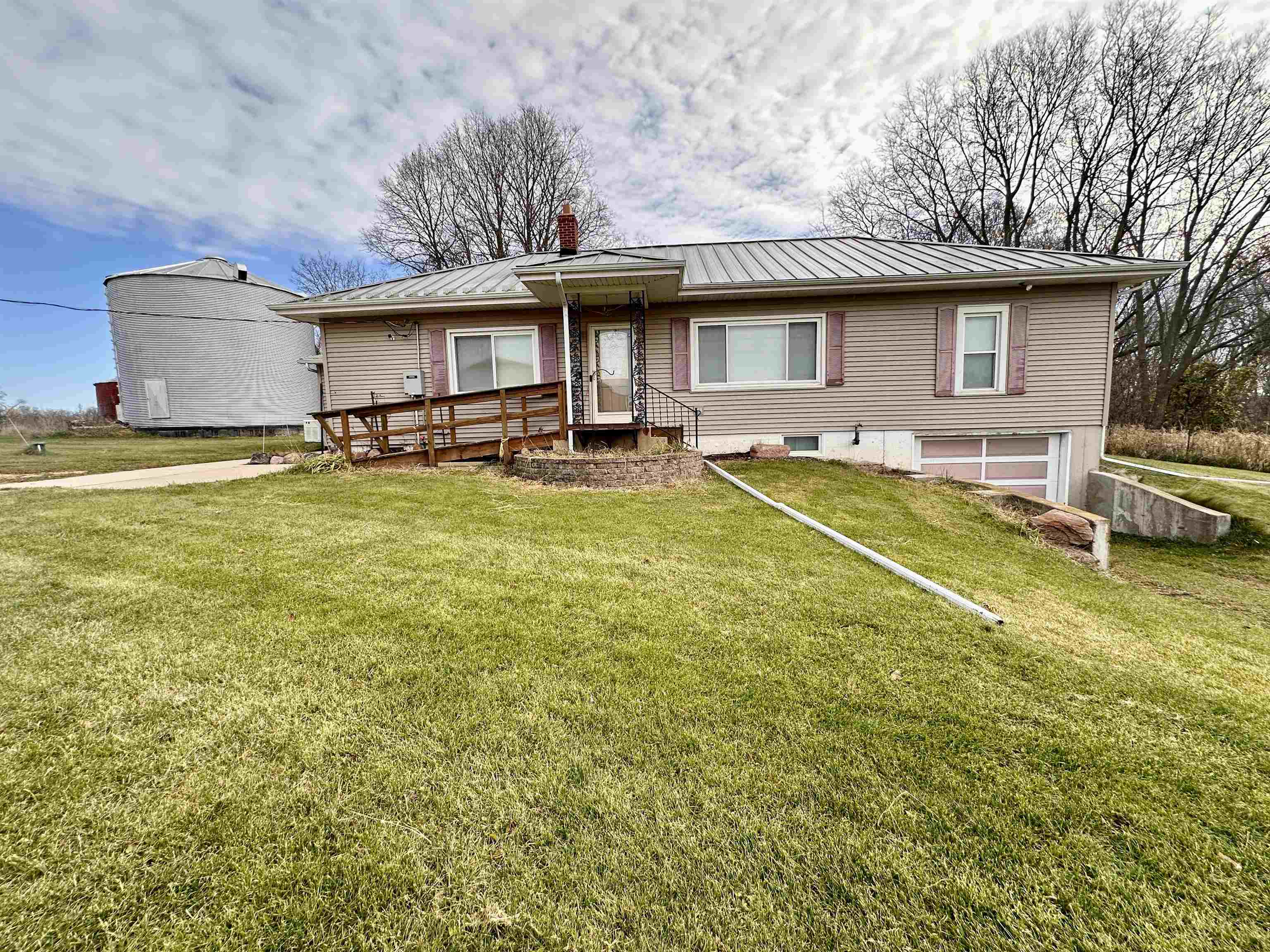 Property Photo:  733 N Rock City Road  IL 61067 