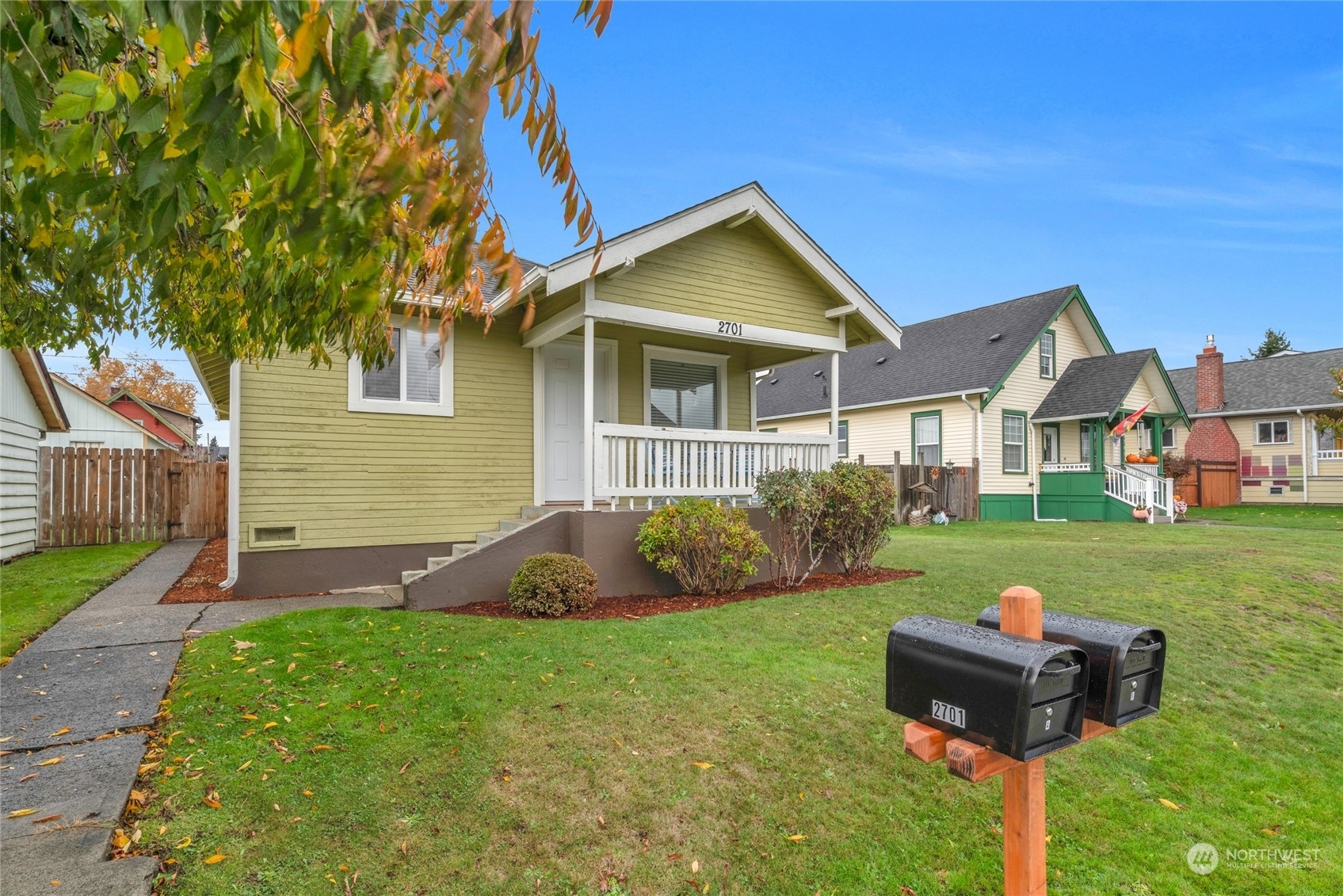 Property Photo:  2701 Leonard Dr, #A  WA 98201 