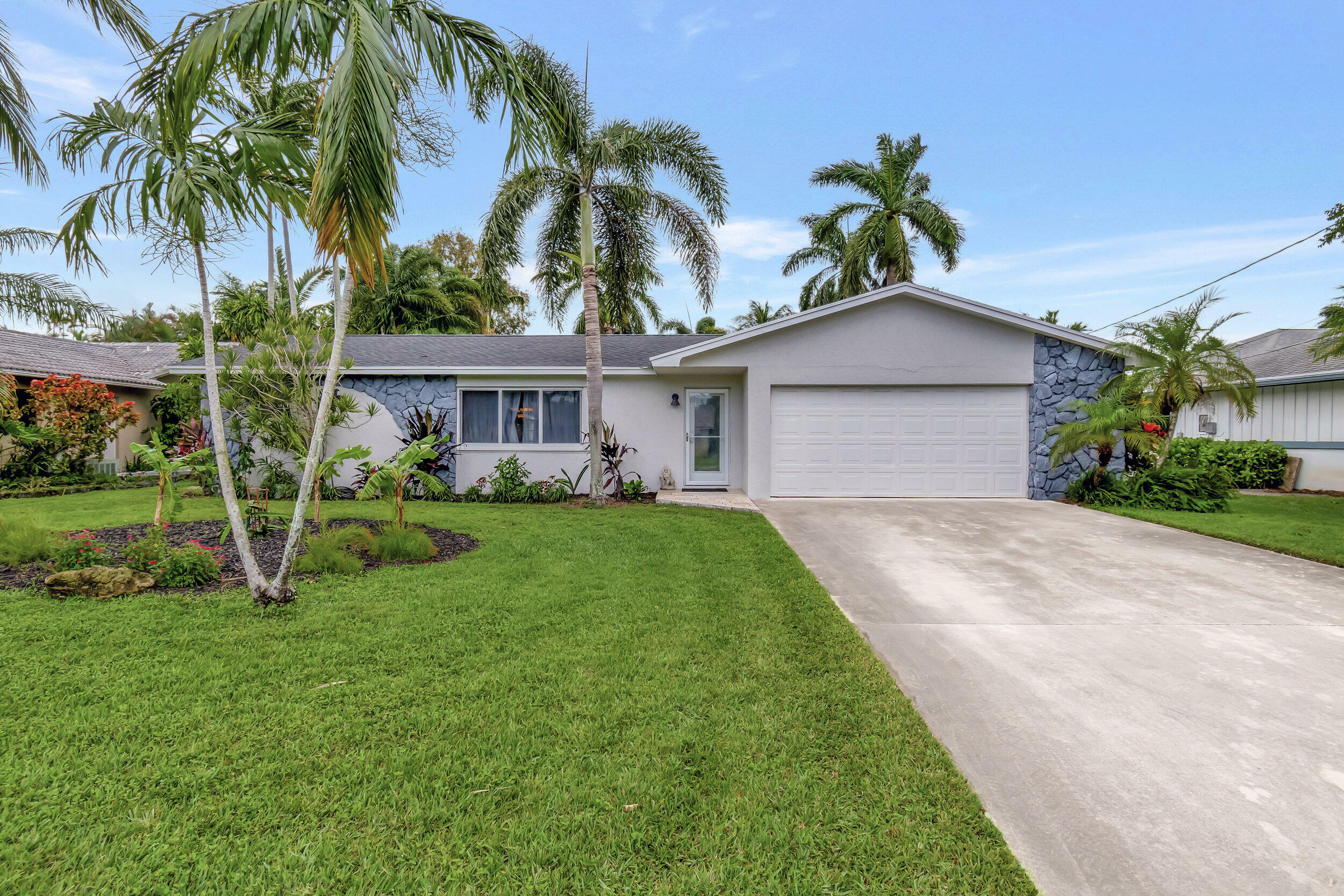 Property Photo: 6885 Tradewind Way FL 33462