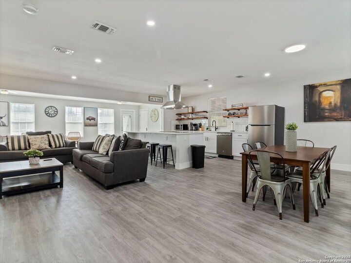 Property Photo: 444 Beverly Dr TX 78228