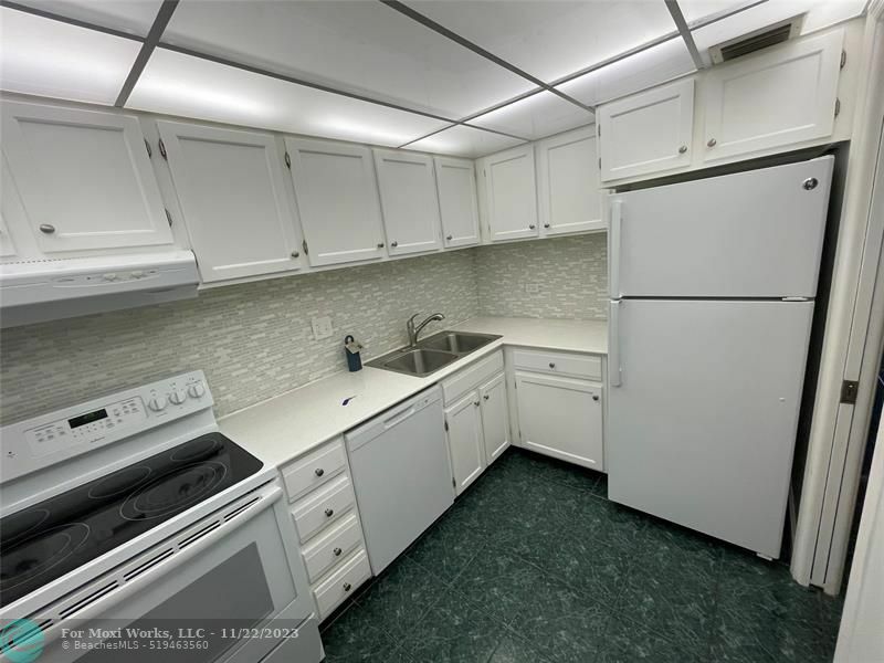 Property Photo:  3740 Inverrary Dr 2Y  FL 33319 