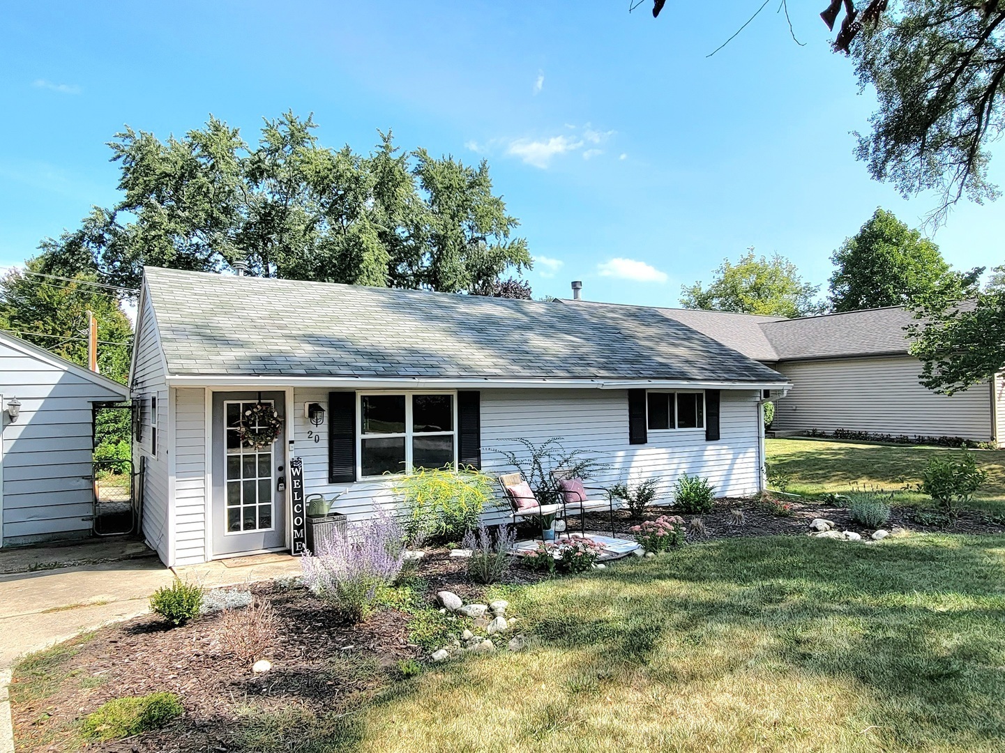Property Photo: 20 Wander Way IL 60156