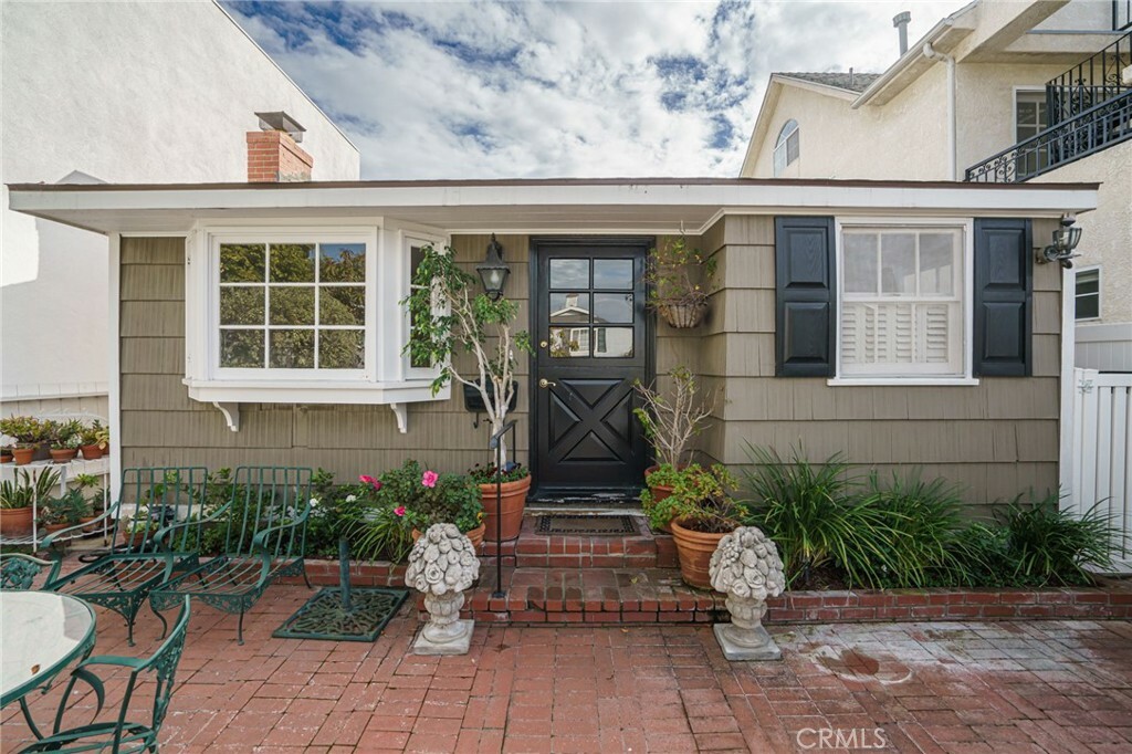 Property Photo:  406 Jasmine Avenue  CA 92625 