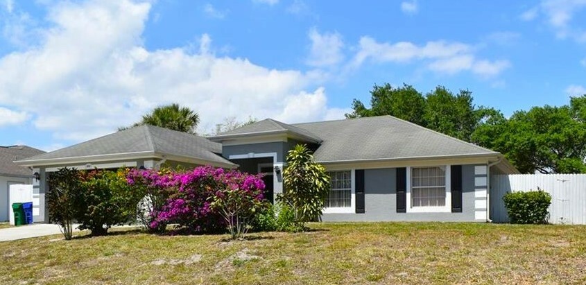 Property Photo:  484 Seaside Terrace  FL 32958 