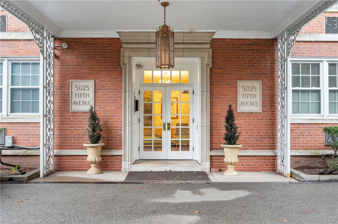 Property Photo: 5025 Fifth Ave 1F PA 15232