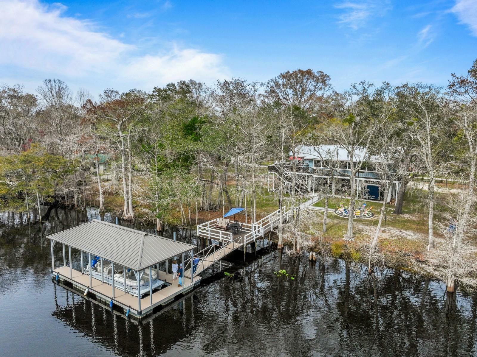 Property Photo: 230 SE 139th Avenue FL 32680