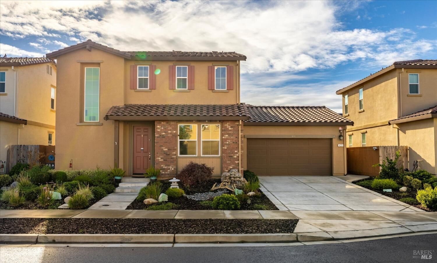 Property Photo:  425 Vinca Way  CA 95687