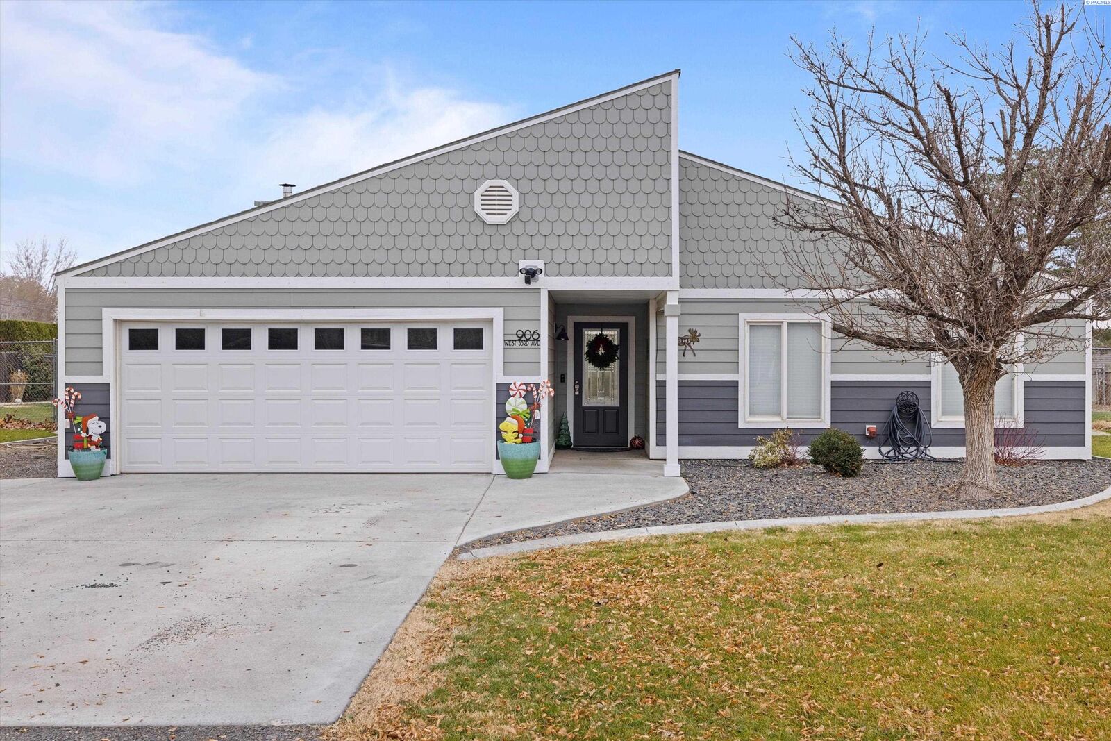 Property Photo:  906 W 33rd Ave  WA 99337 