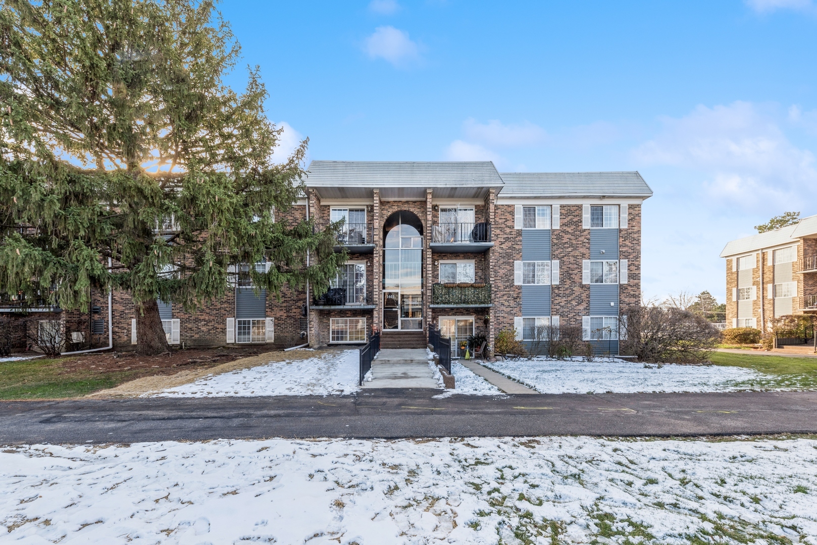 Property Photo:  1611 N Windsor Drive 307  IL 60004 