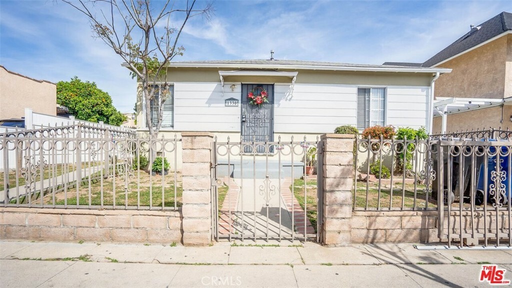 Property Photo:  1330 Menlo Avenue  CA 90006 