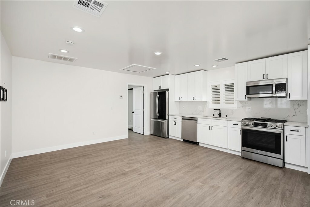 Property Photo:  6340 Ventura Canyon Avenue  CA 91401 