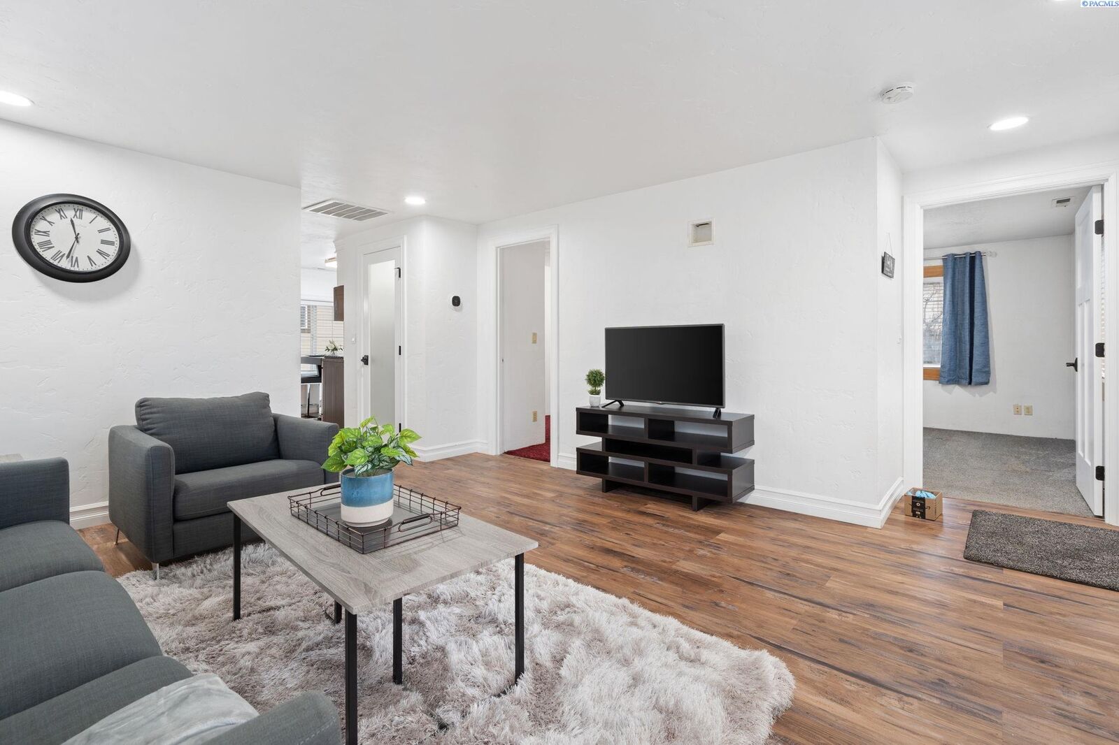 Property Photo:  812 S 11th Ave  WA 99301 