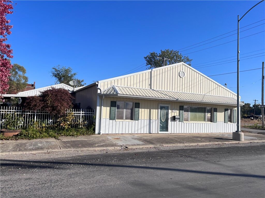 Property Photo:  112 4th Street  IL 62458 