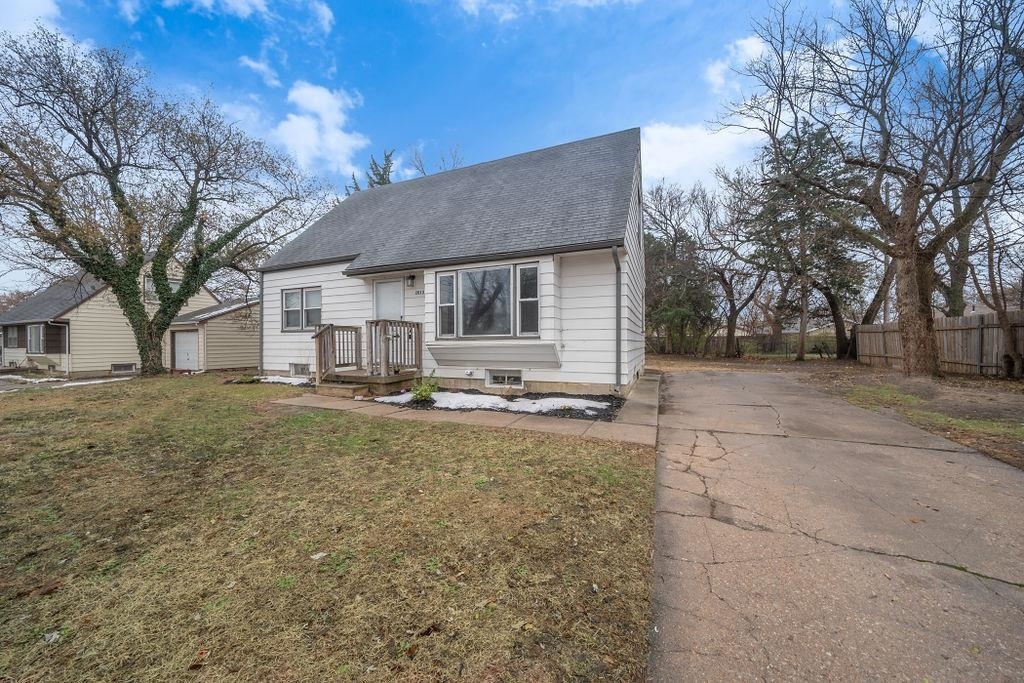 Property Photo:  2013 E Fairchild St  KS 67219 