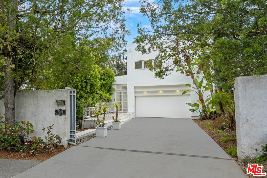 Property Photo:  7582   Mulholland Dr  CA 90046 
