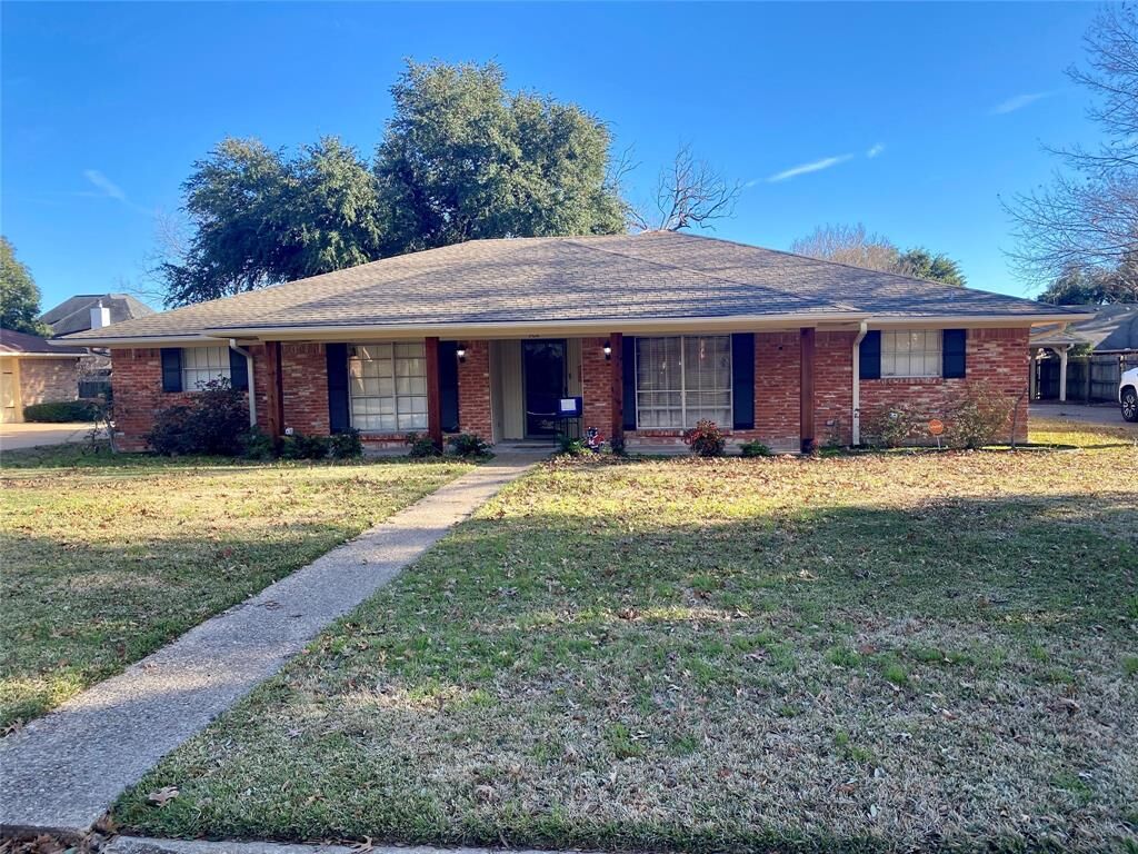 Property Photo: 902 Hillandale TX 76667