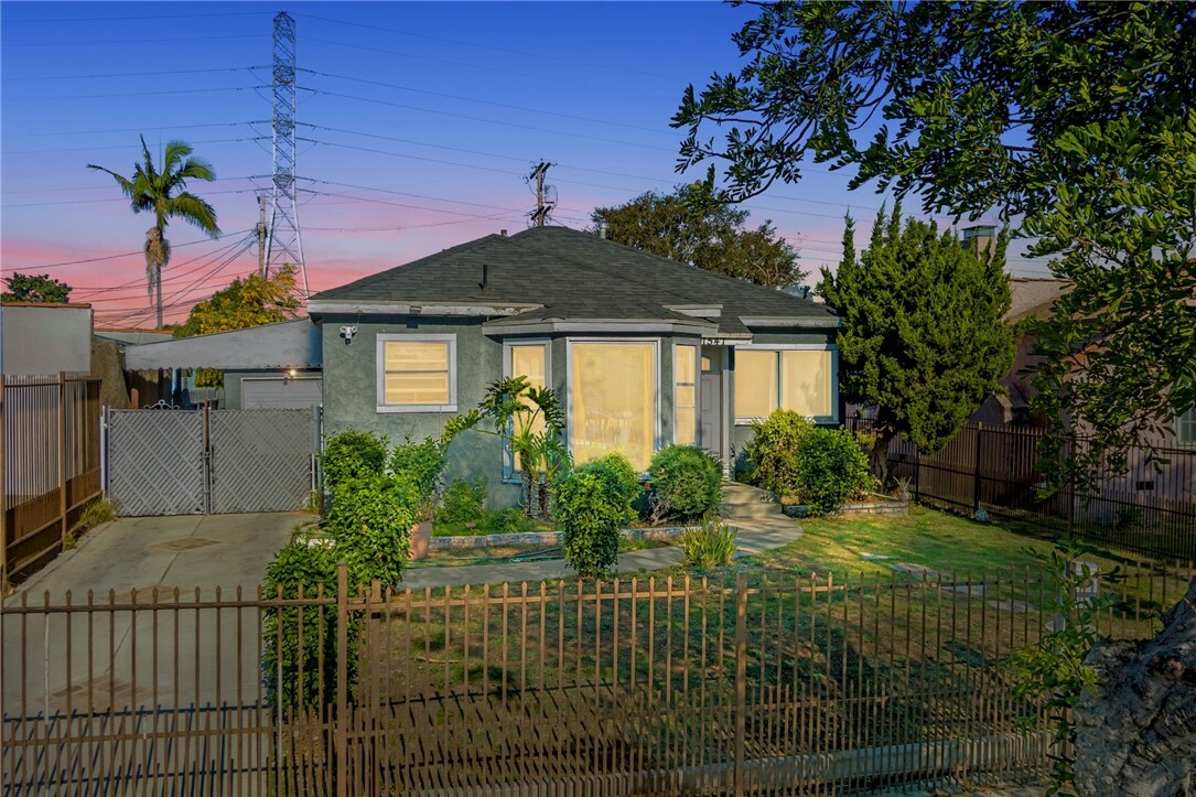 Property Photo:  1547 W 99th Street  CA 90047 