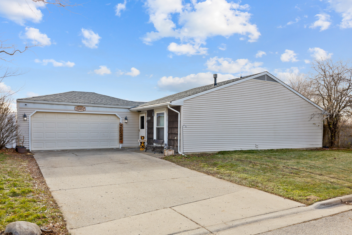 Property Photo:  202 Highbury Drive  IL 60120 