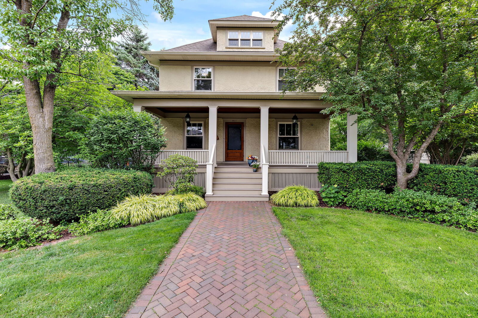 Property Photo:  411 S Stone Avenue  IL 60525 