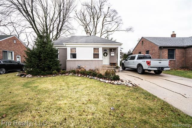 Property Photo: 1005 W 12 Mile Road MI 48073