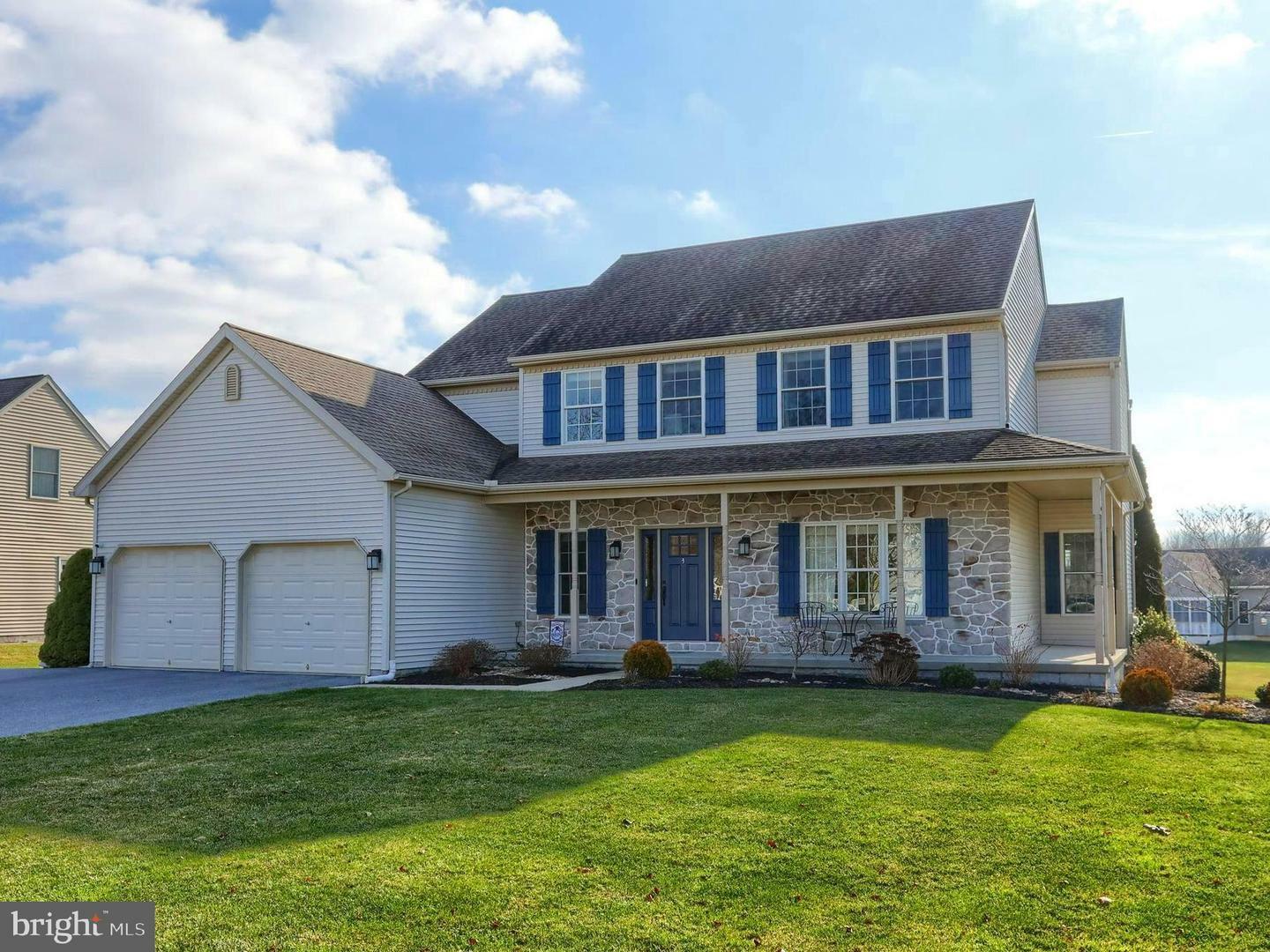 Property Photo:  220 White Oak Circle  PA 17042 