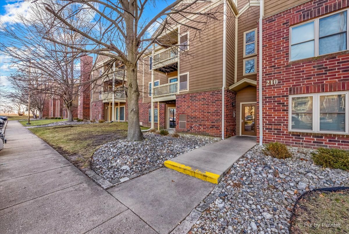 Property Photo:  210 Glengarry Drive 309  IL 60108 