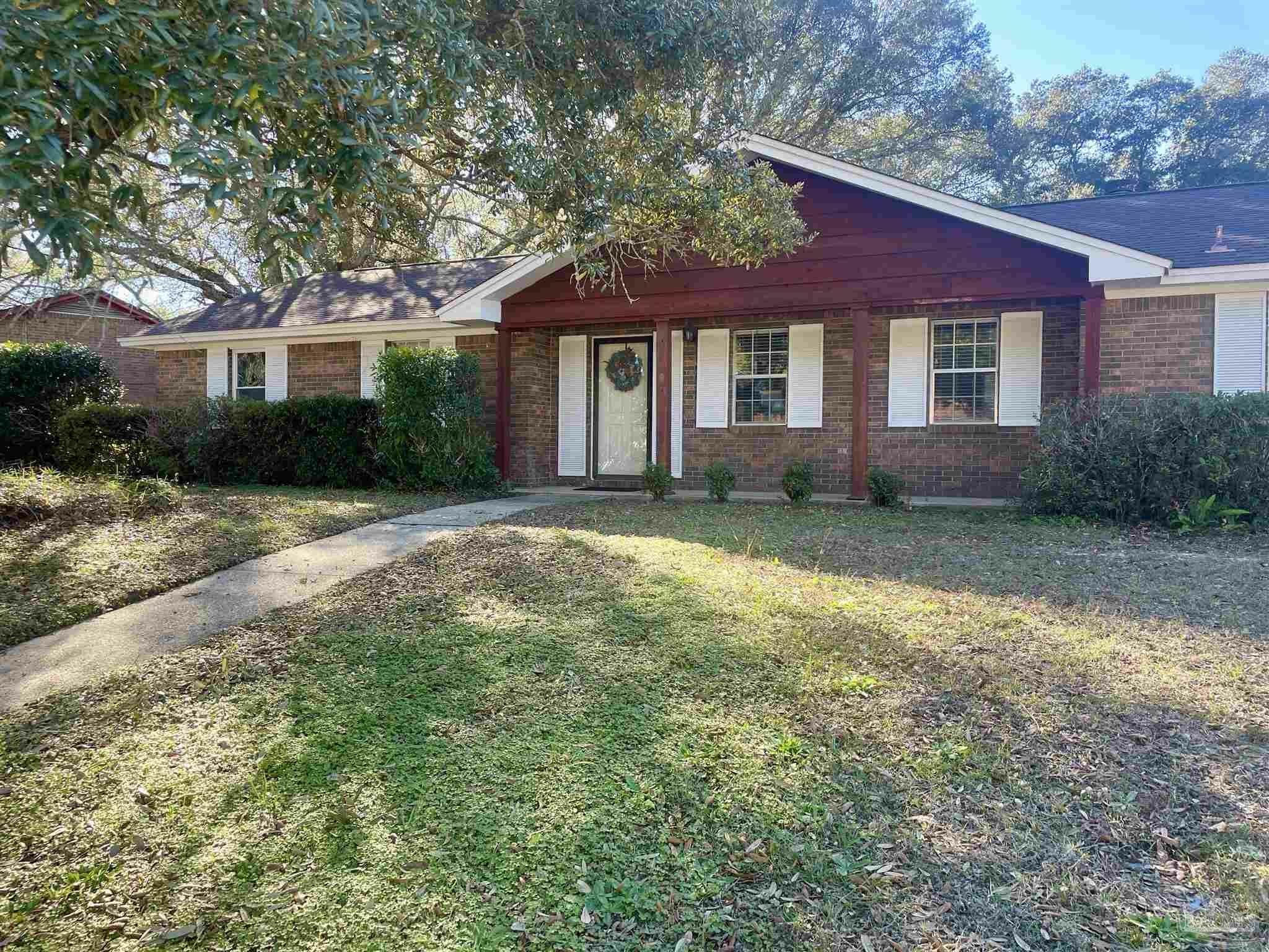 Property Photo: 8195 Sedgefield Dr FL 32507