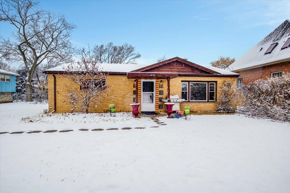 Property Photo:  8736 S 81st Avenue  IL 60457 