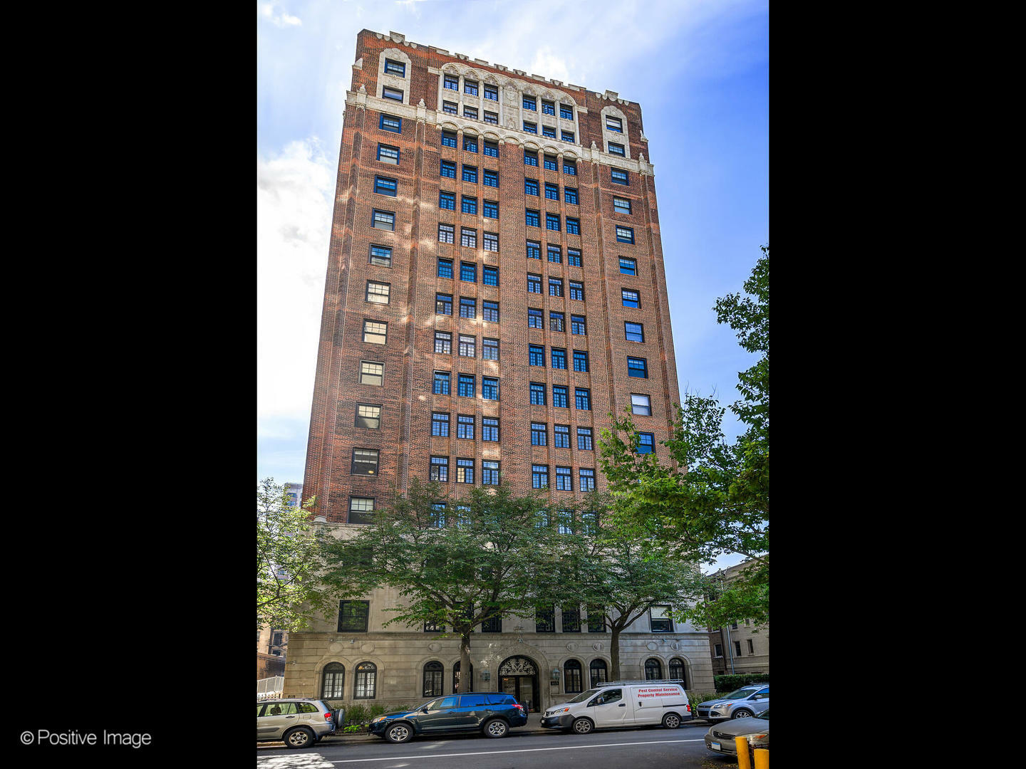 Property Photo: 415 W Aldine Avenue 15D IL 60657