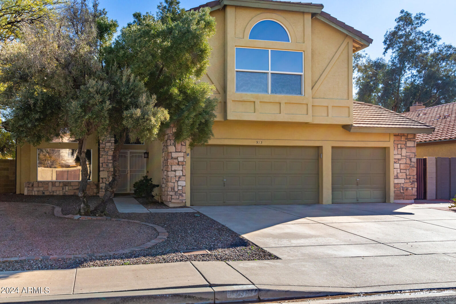 Property Photo:  923 N Seton --  AZ 85205 