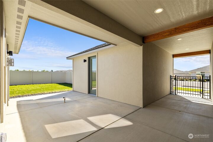 Property Photo:  103 E Chinook Road  WA 98926 