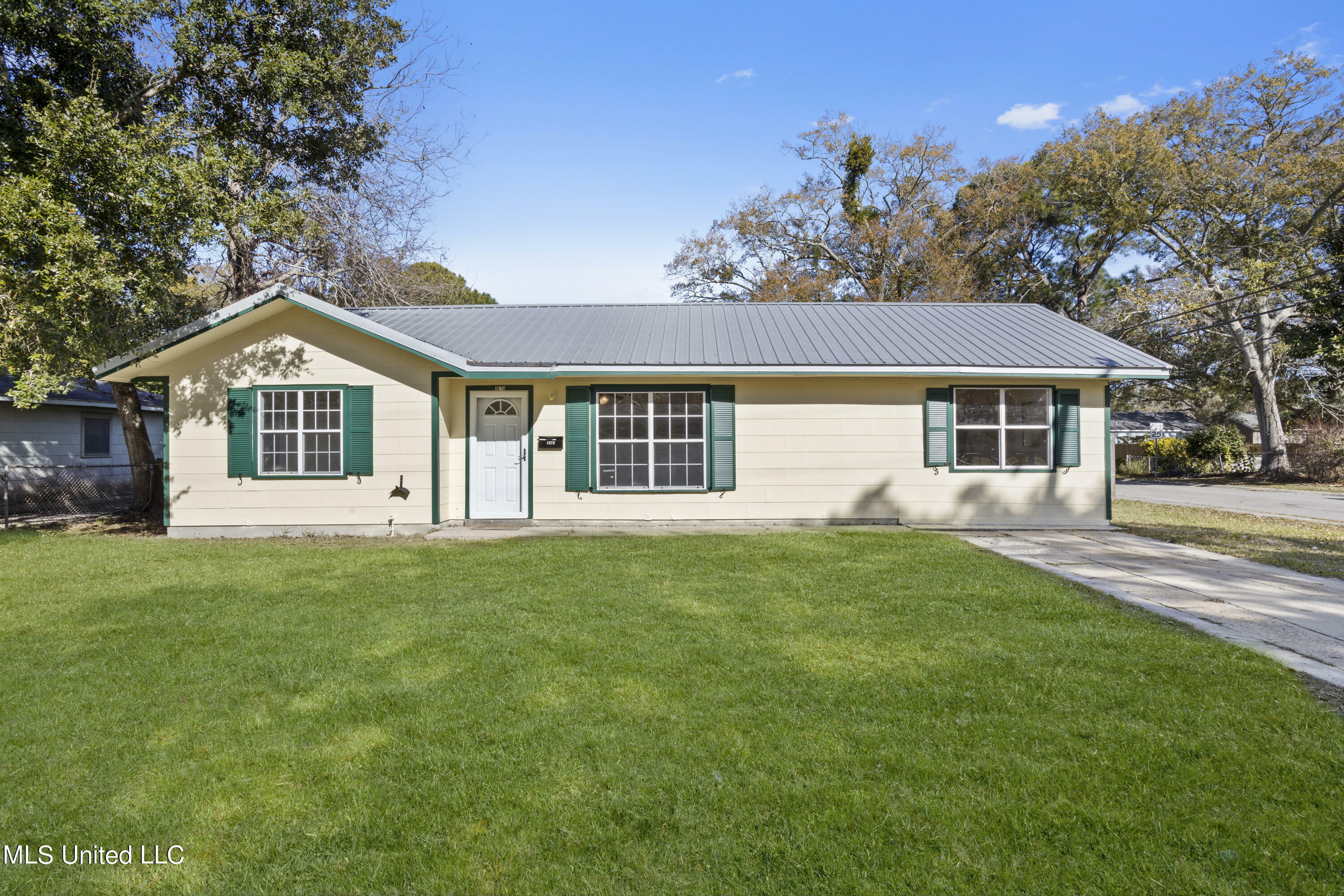 Property Photo:  1670 Wiltshire Boulevard  MS 39531 