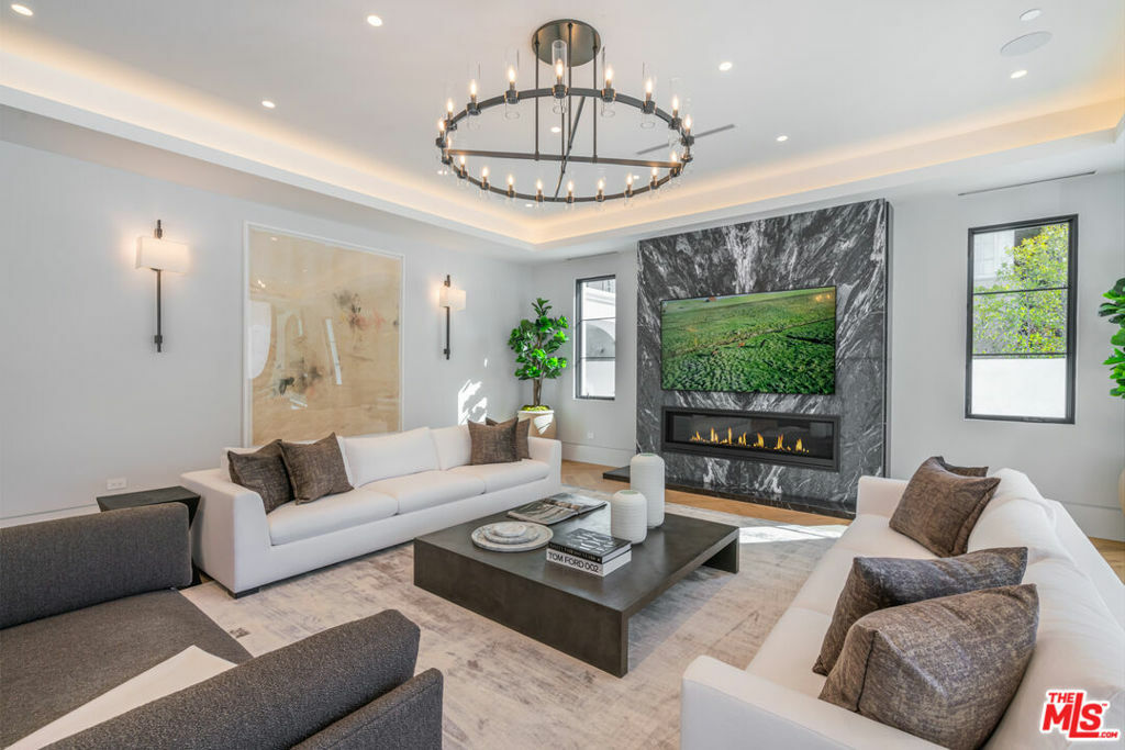 Property Photo:  611 N Hillcrest Road  CA 90210 