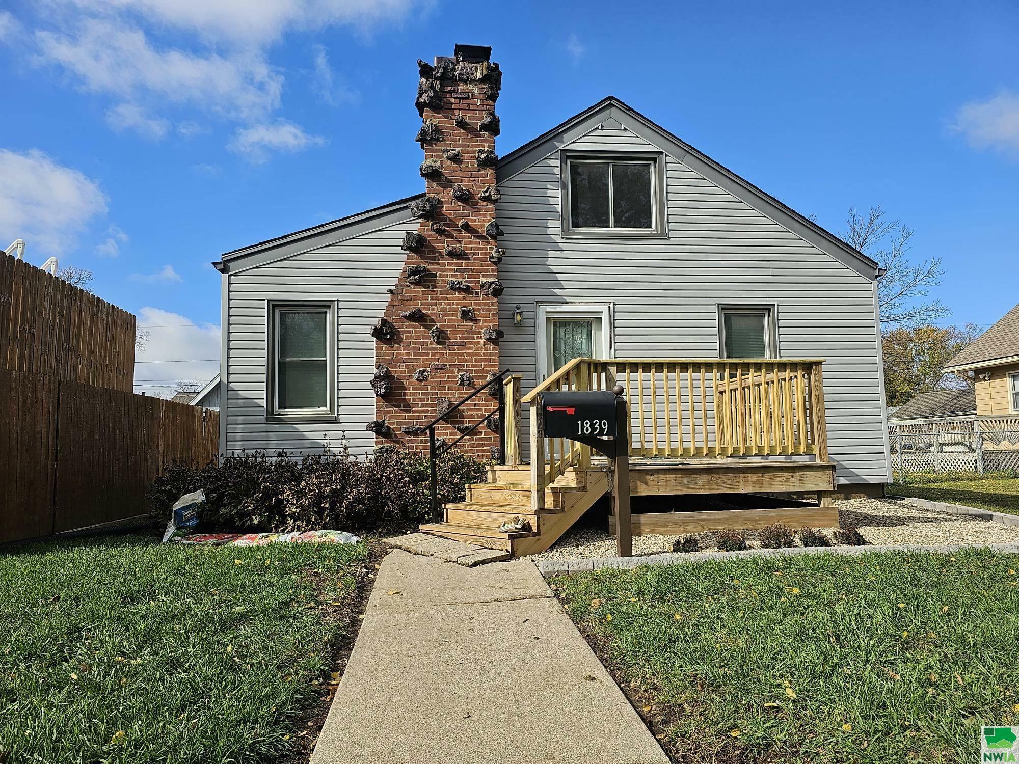 Property Photo:  1839 S Cedar St  IA 51106-2633 