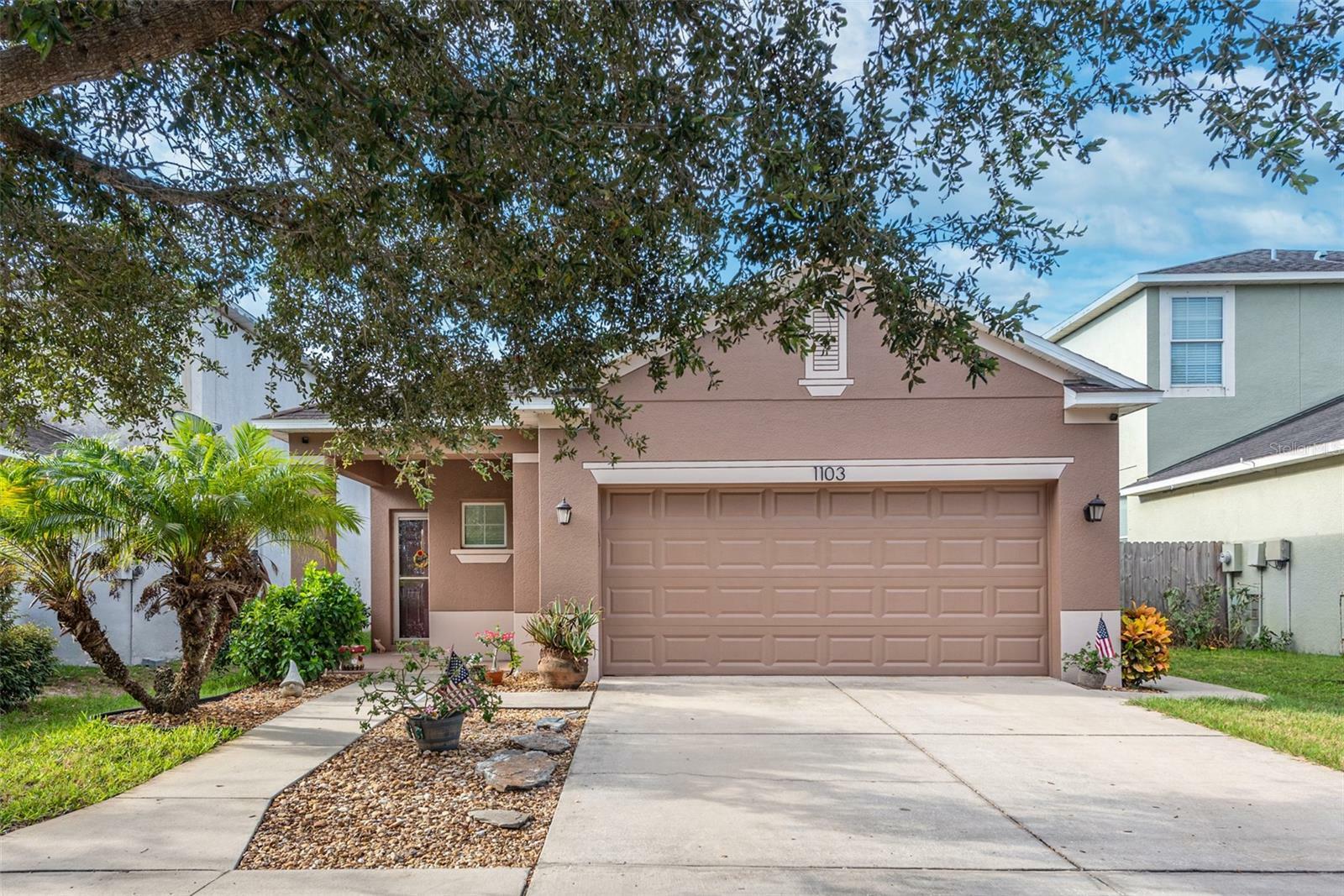 Property Photo:  1103 Windton Oak Drive  FL 33570 