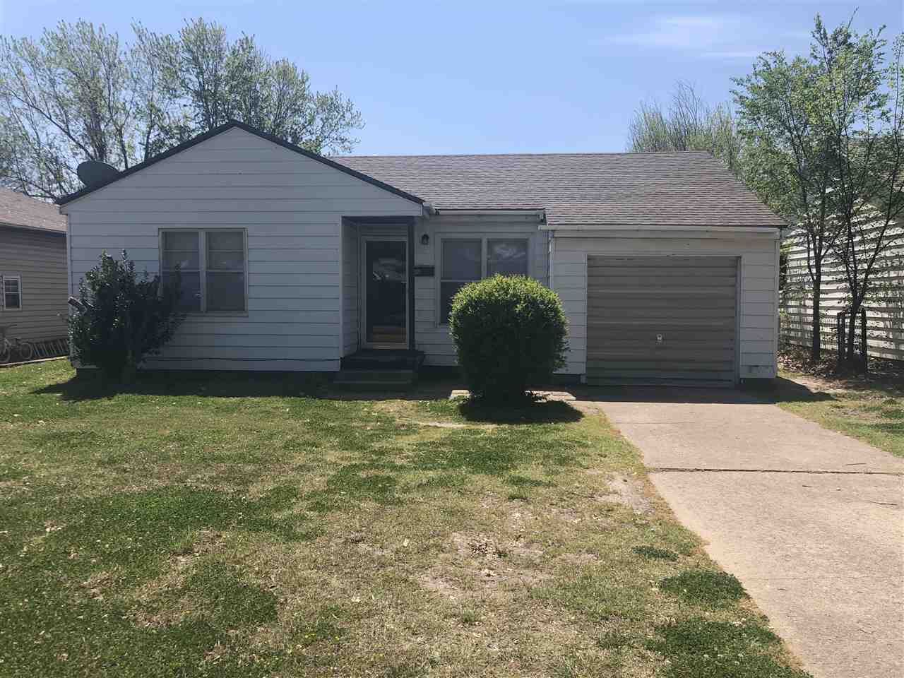 Property Photo:  916 W Grand Ave  OK 74601 