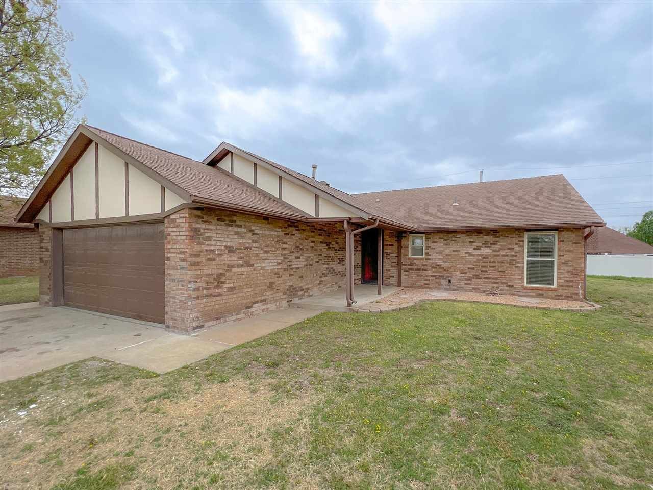 Property Photo:  504 Shamrock Circle  OK 74601 