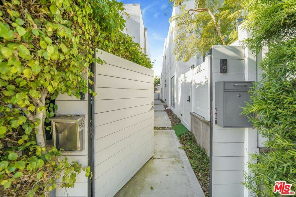 Property Photo:  685 Washington Boulevard  CA 90292 