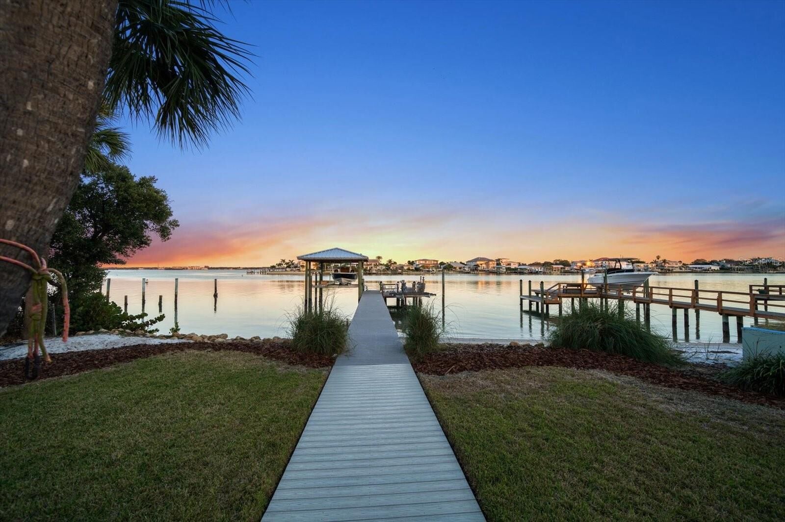 Property Photo: 859 Bay Esplanade FL 33767