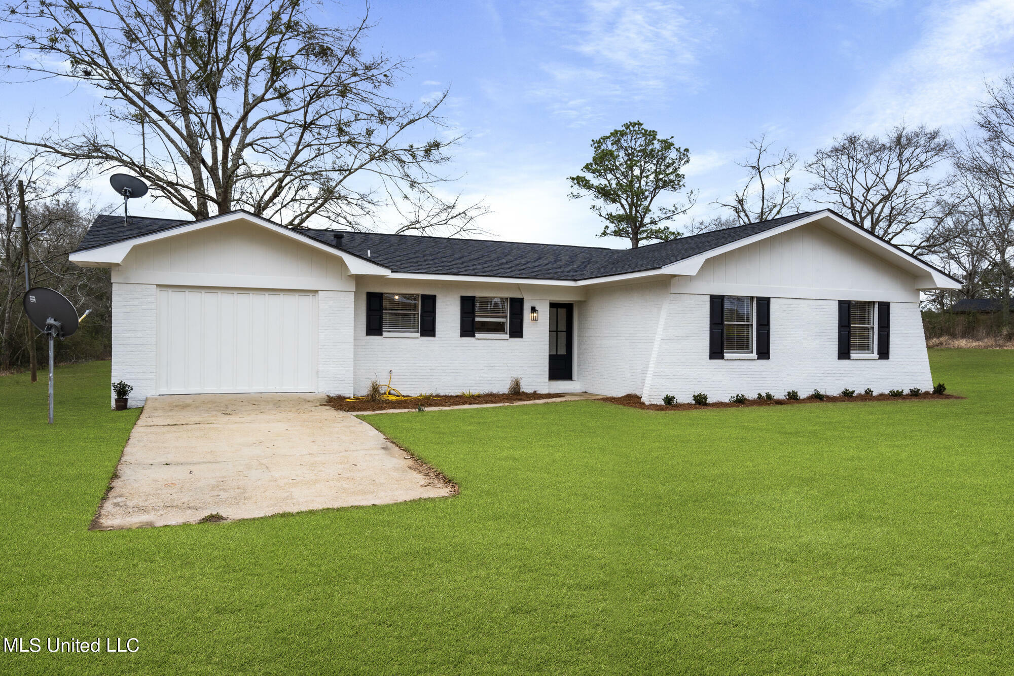 Property Photo:  113 Ernest Nichelson Road  MS 39452 